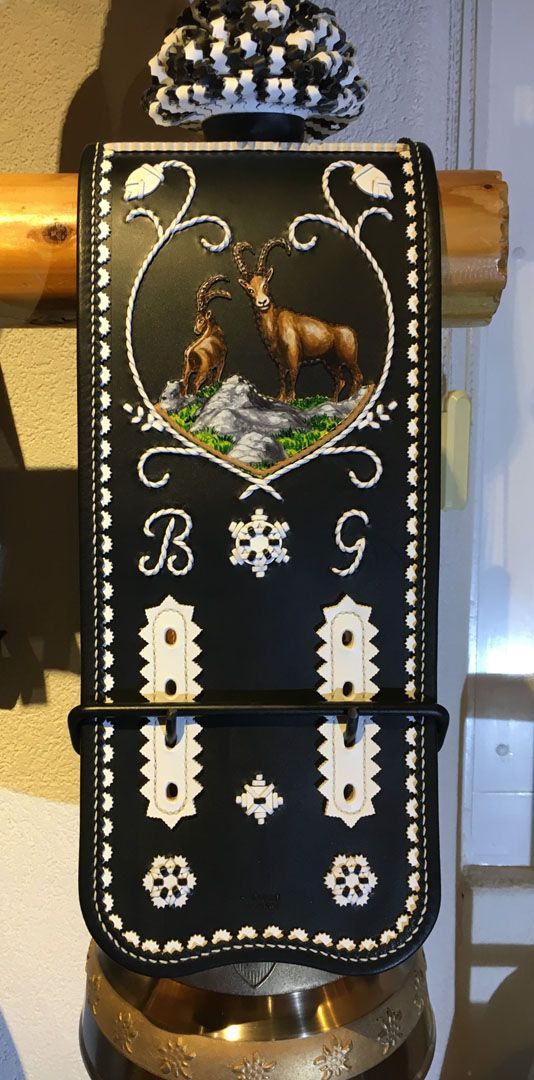 Une courroie brodée d'un chamois et d'edelweiss, sur sa cloche