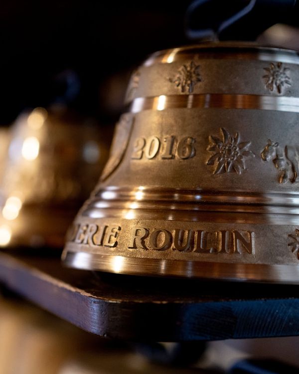 Une cloche en bronze gravée de la date 2016 et du nom Roulin