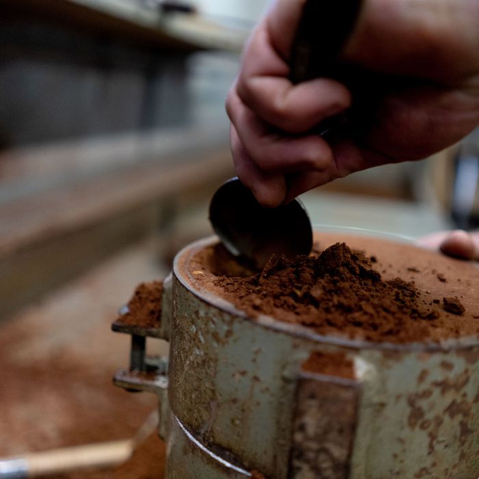 Une empreinte est pressée dans le sable de moulage à la Fonderie