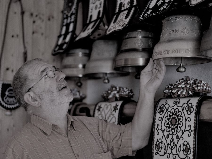 Dans l'atelier, parmi les cloches suspendues et les courroies brodées