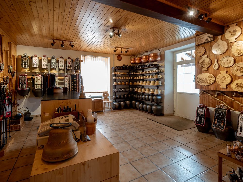 Le magasin de Treyvaux, ses rayons de cloches et de sonnailles