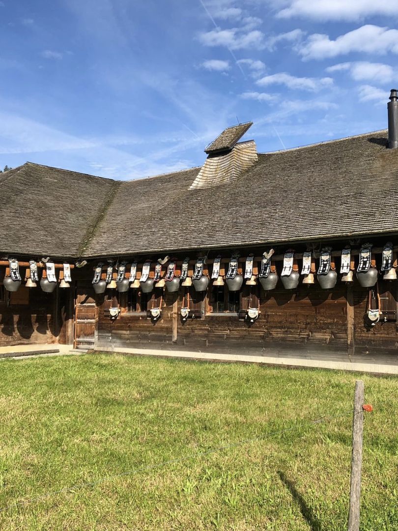 Un chalet d'alpage orné de sonnailles pour le centenaire des Armaillis de la Gruyère