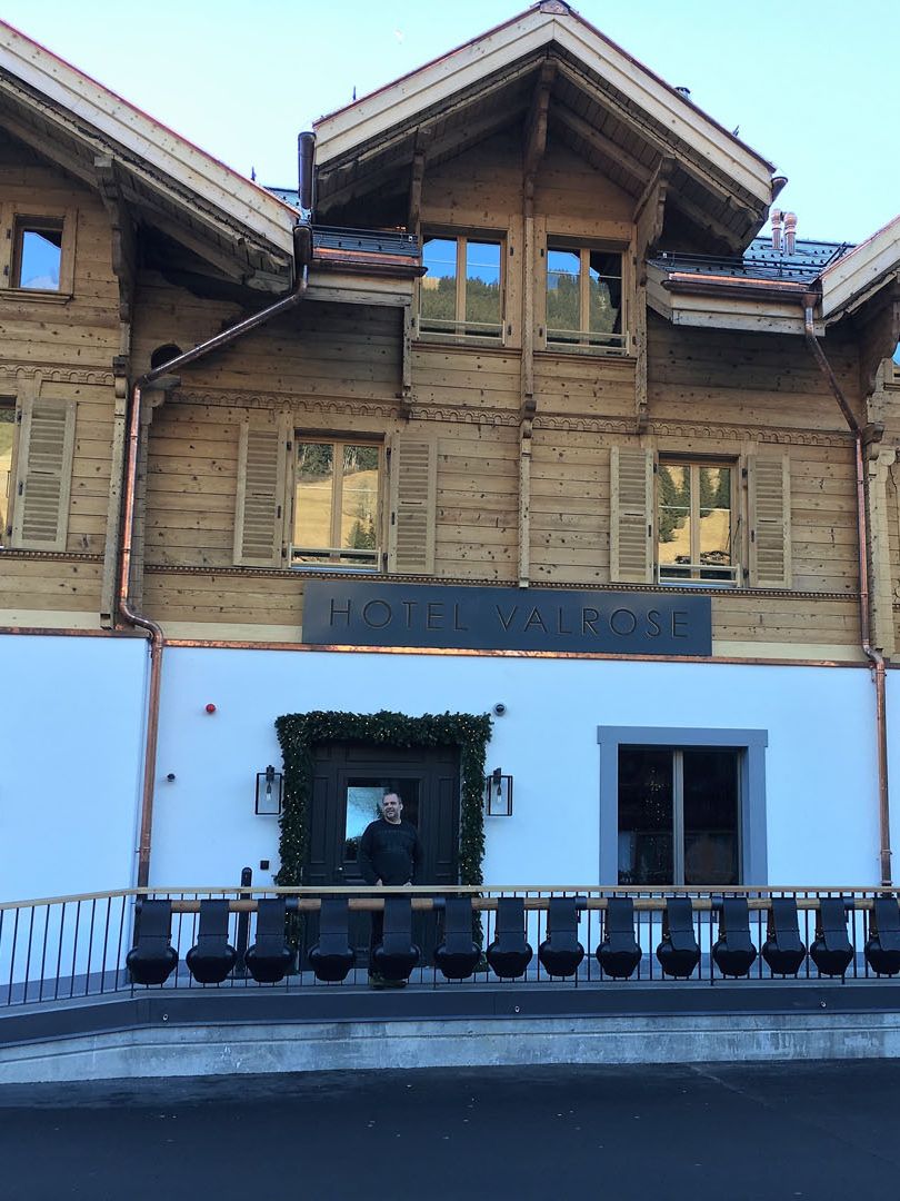 La façade d'un hôtel de Rougemont dont l'entrée est ornée de sonnailles